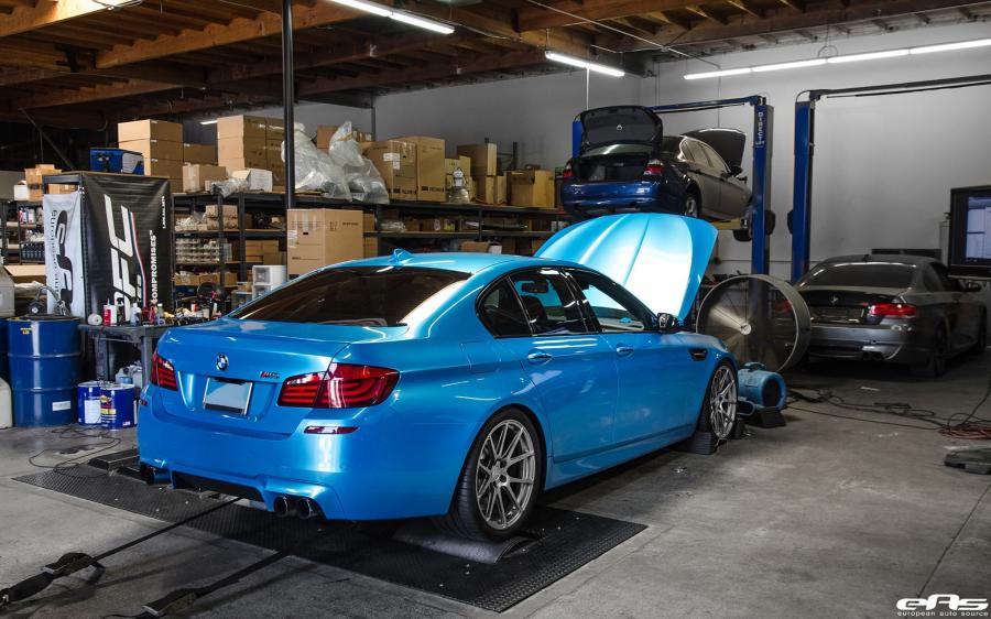  BMW M5 Pearlescent Bahama Blue by EAS 2016 года  (фото 6 из 9)
